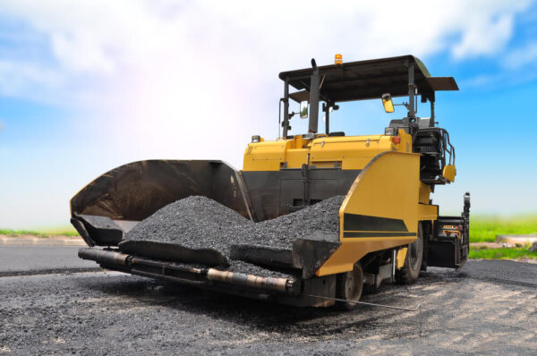 大型ダンプトラックが鉱山で稼働している様子。土砂や砕石を大量に運搬するための車両